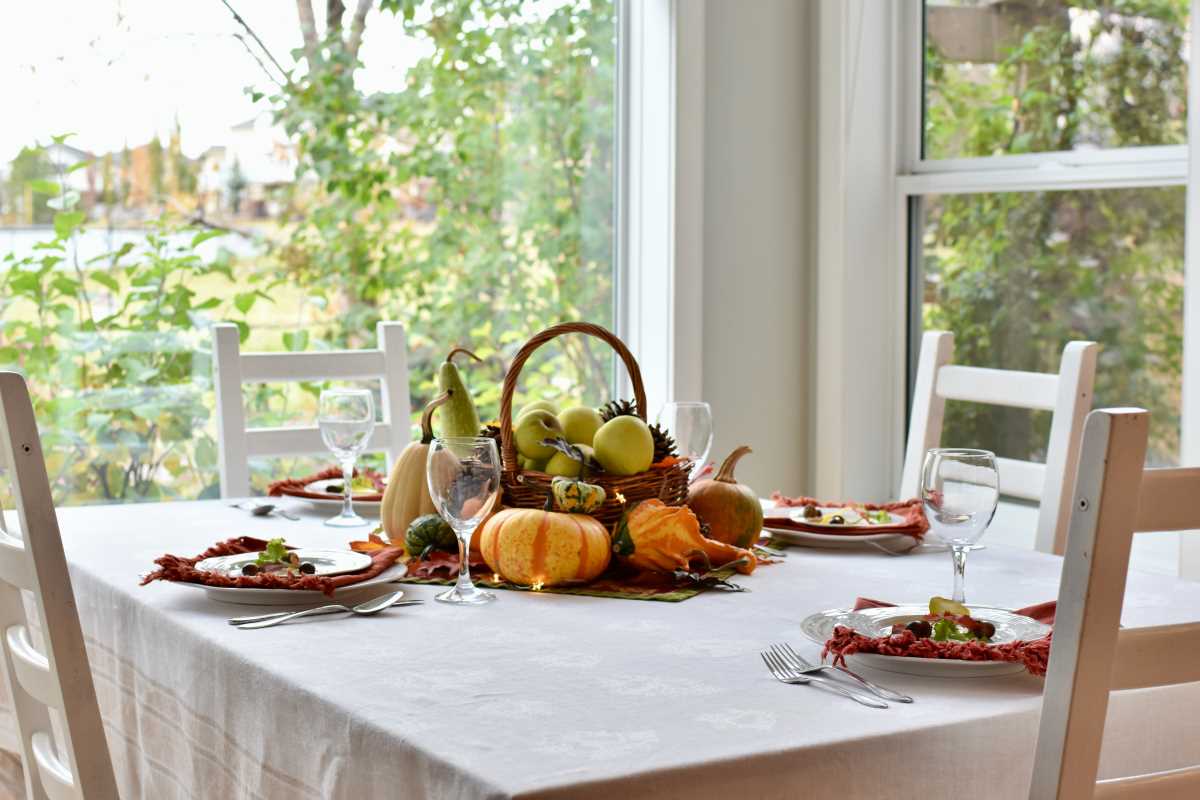 Crafting Unique Centerpieces for Your Dinner Table Year-Round